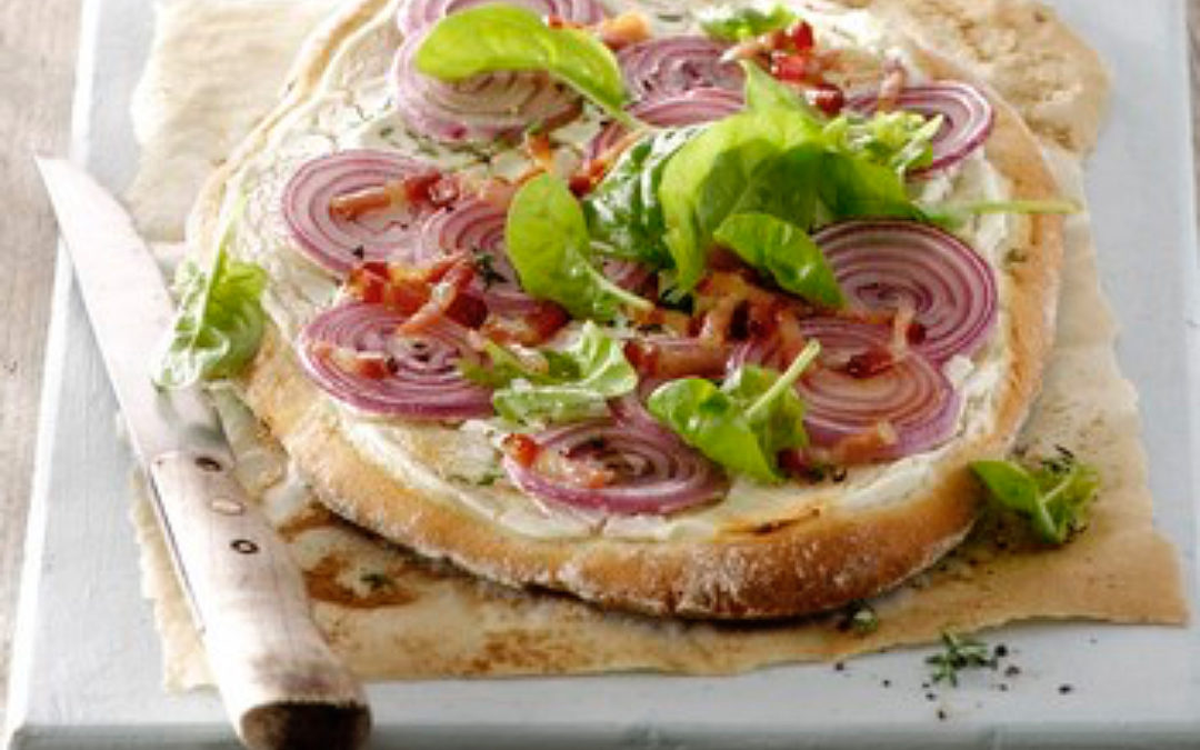 CIBULOVÁ PIZZA SE ŠPENÁTEM A CHILLI OLEJEM