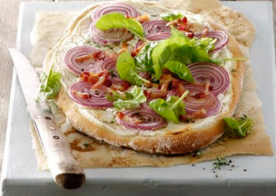 CIBULOVÁ PIZZA SE ŠPENÁTEM A CHILLI OLEJEM