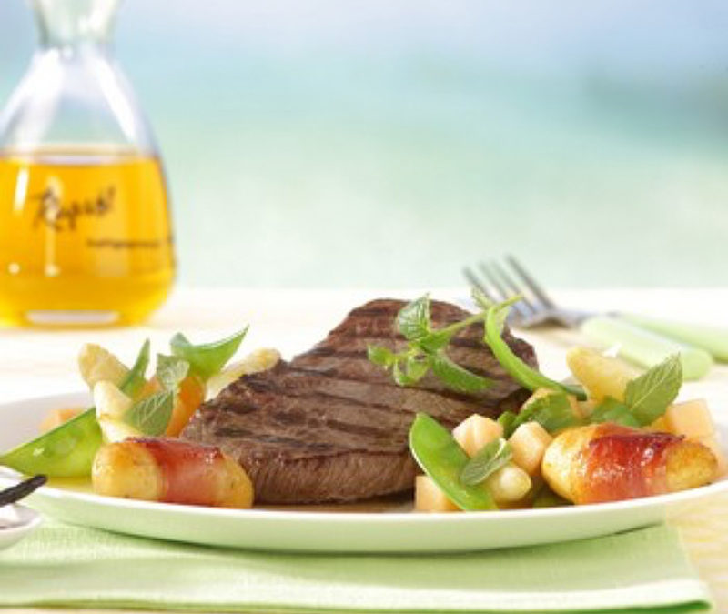 GRILOVANÝ STEAK Z MLADÉHO HOVĚZÍHO MASA S VANILKOVÝM OLEJEM A CHŘESTO-MELOUNOVÝM SALÁTEM